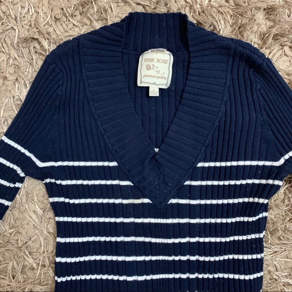 2000’s Navy striped sweater V-neck - Picture 2 of 3